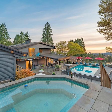 Grouse Cheerful Large Private Bedroom, Bath, Shared Deck, Pool, Hot Tub North Vancouver Exterior foto