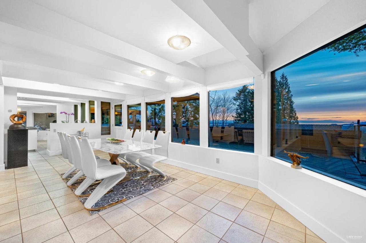 Grouse Cheerful Large Private Bedroom, Bath, Shared Deck, Pool, Hot Tub North Vancouver Exterior foto