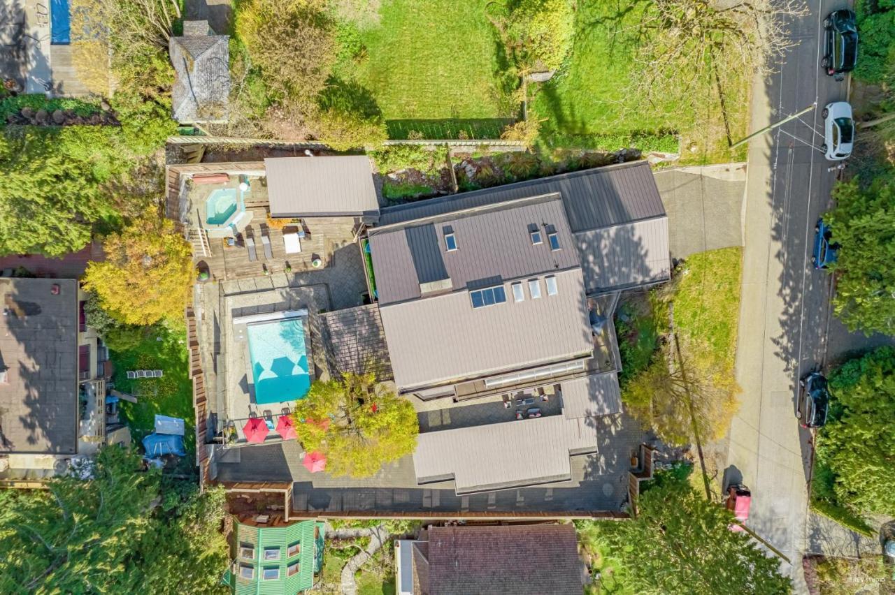 Grouse Cheerful Large Private Bedroom, Bath, Shared Deck, Pool, Hot Tub North Vancouver Exterior foto