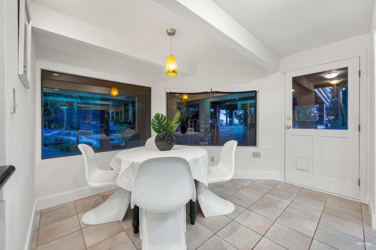 Grouse Cheerful Large Private Bedroom, Bath, Shared Deck, Pool, Hot Tub North Vancouver Exterior foto