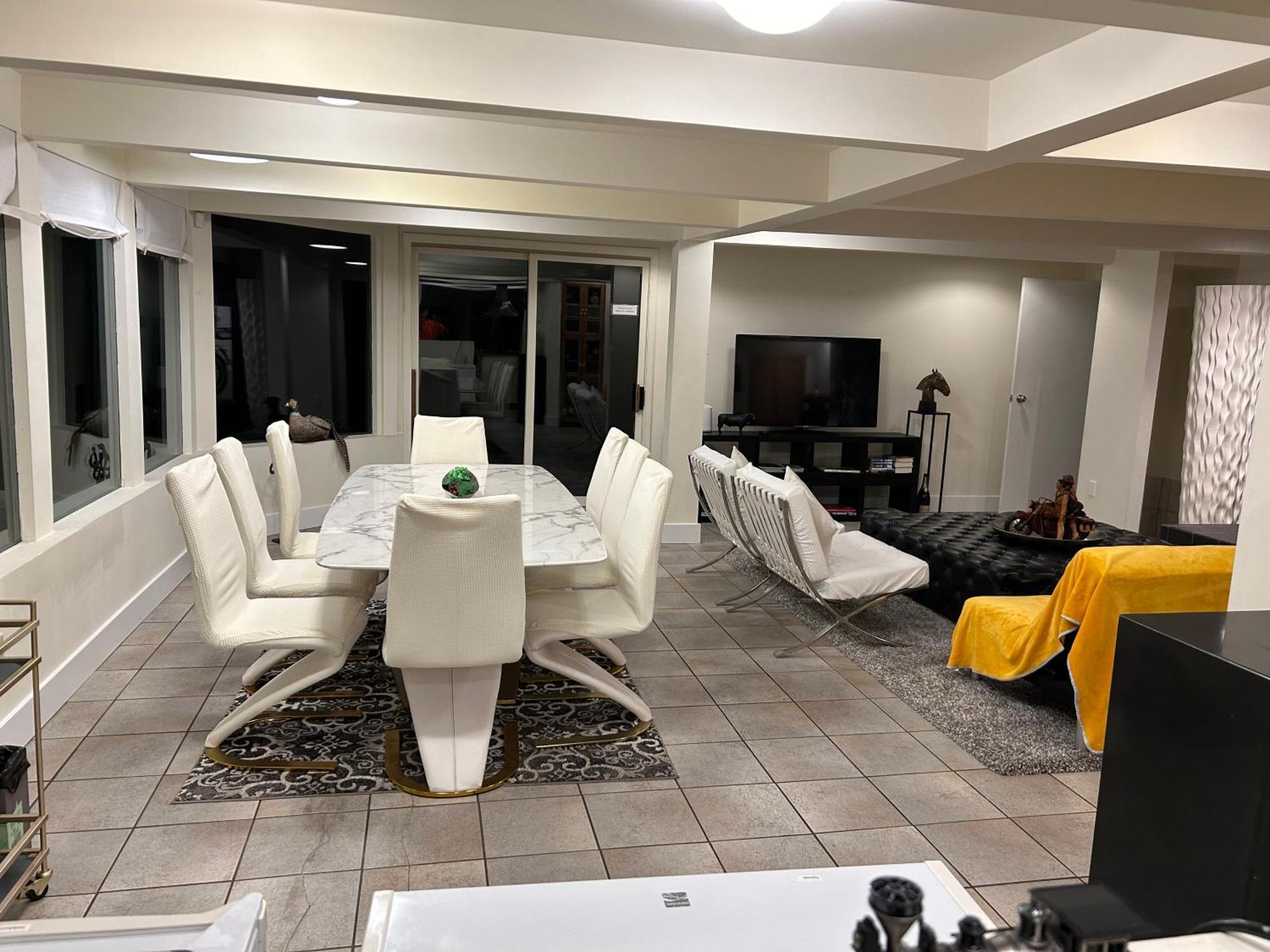 Grouse Cheerful Large Private Bedroom, Bath, Shared Deck, Pool, Hot Tub North Vancouver Exterior foto