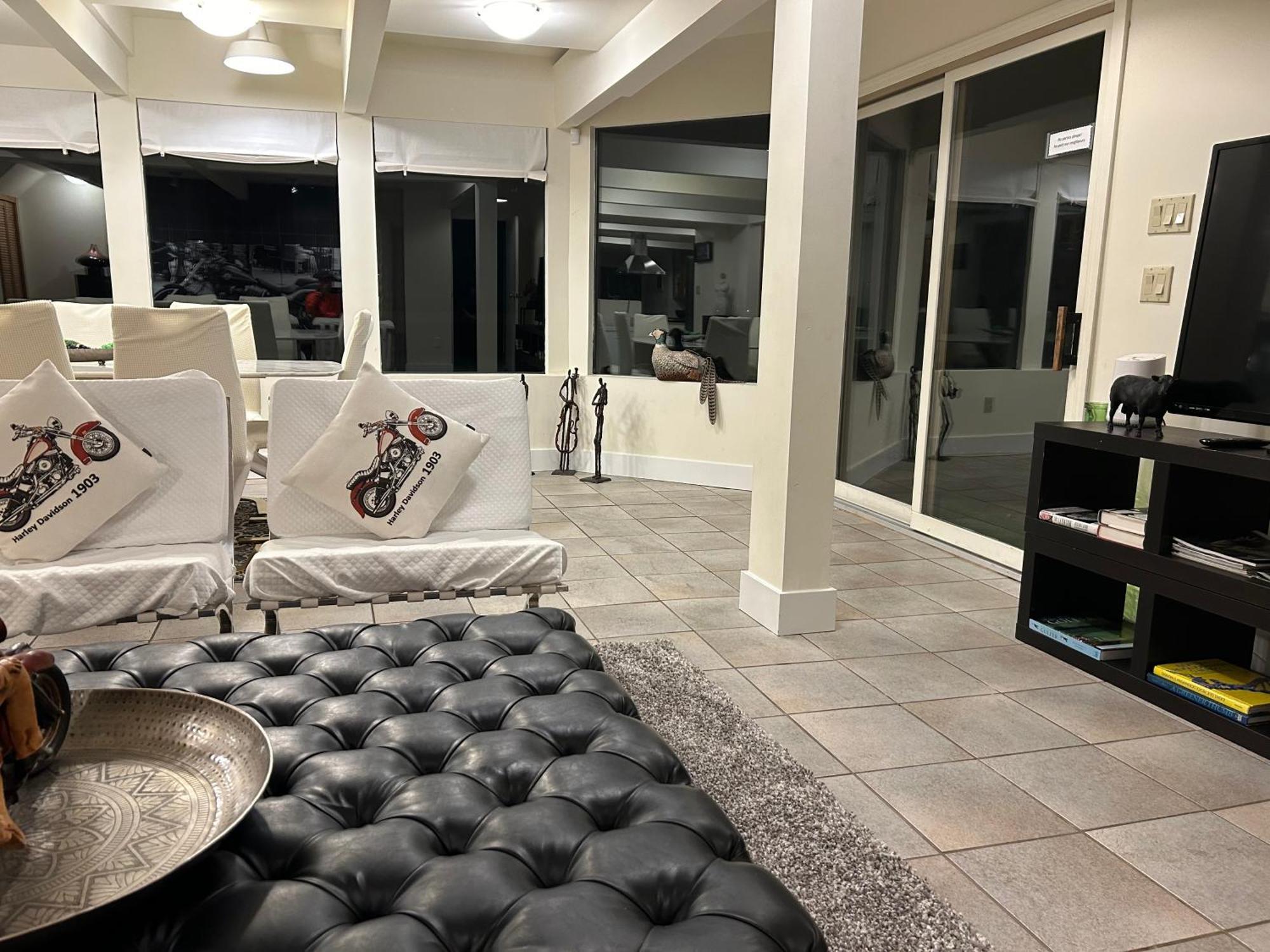 Grouse Cheerful Large Private Bedroom, Bath, Shared Deck, Pool, Hot Tub North Vancouver Exterior foto