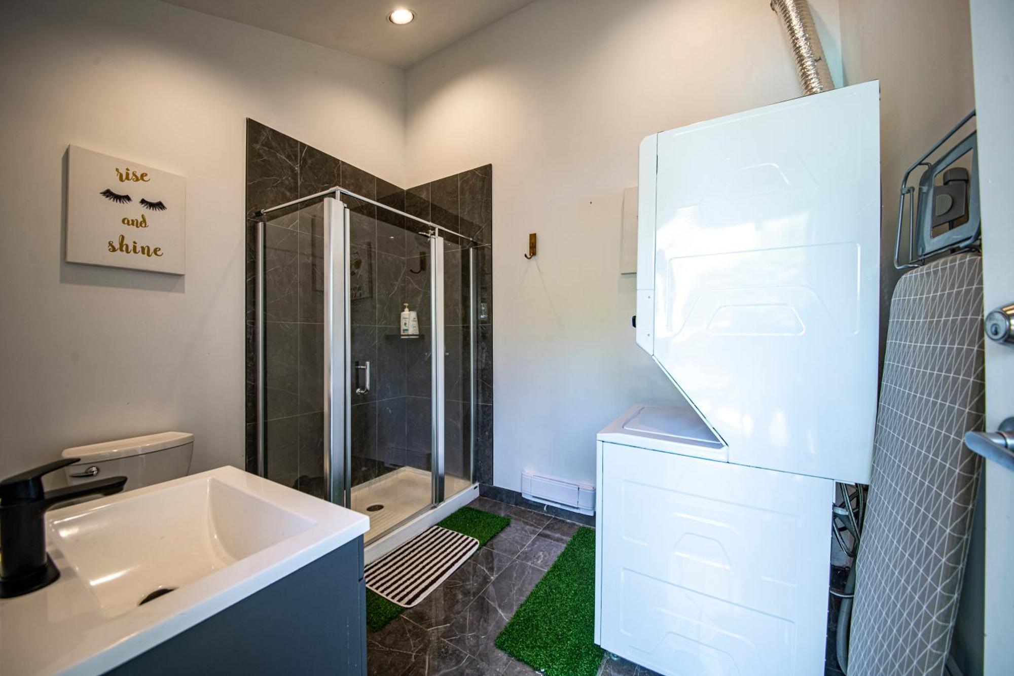 Grouse Cheerful Large Private Bedroom, Bath, Shared Deck, Pool, Hot Tub North Vancouver Exterior foto