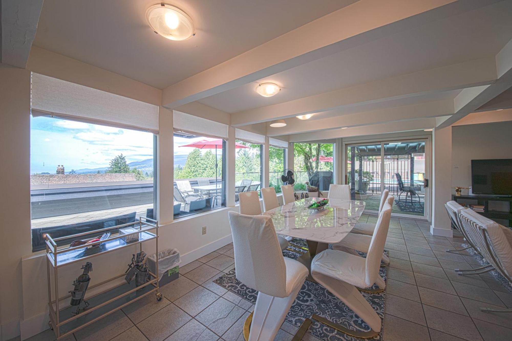 Grouse Cheerful Large Private Bedroom, Bath, Shared Deck, Pool, Hot Tub North Vancouver Exterior foto