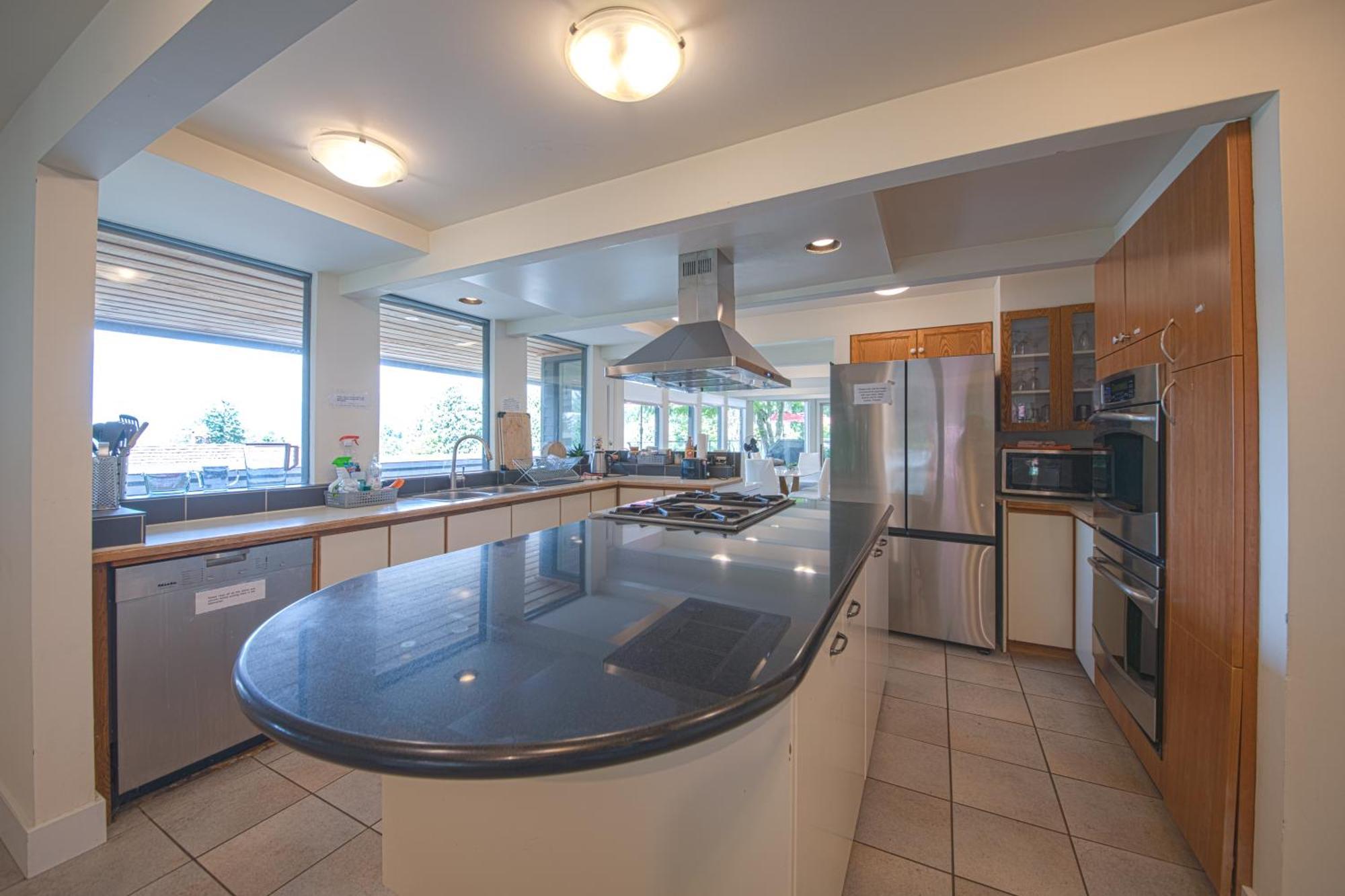 Grouse Cheerful Large Private Bedroom, Bath, Shared Deck, Pool, Hot Tub North Vancouver Exterior foto
